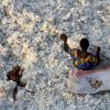 Мама с ребенком в сугробах хлопка, Буркина-Фасо
