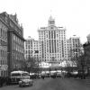 1955 год  Улица Ленина (Богдана Хмельницкого). Троллейбусная остановка возле ЦУМа.