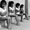 Учащиеся школы гимнастики в Китае выполняют 30-минутное упражнение для укрепления пальцев ног. Фото: Tiejun Wang