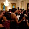 Президент танцует со своей женой и подпевает под одну из песен группы Earth, Wind and Fire