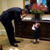 Президент играет в прятки с дочерью одного из сотрудников Белого дома