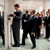 Организатор поездок администрации Обамы, остановился, чтобы взвеситься, Обама подшутил, наступив на заднюю часть панели
