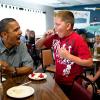 5 июля 2012 | Обама угощает парня куском своего любимого клубничного пирога