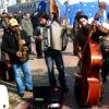 Участники уличного театра и группа Top Orchestra развлекали всех импровизированным концертом
