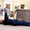 Барак Обама играет с дочерью заместителя советника по вопросам национальной безопасности Бена Родса.