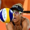 Американка Айприл Росс в падении во время матча по женскому пляжному волейболу     против Китая. Leon Neal / AFP