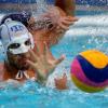 Маттео Айкарди из Италии играет в водное поло против Франции. Ласло Балог / Reuters