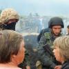 Люди  у Славянска пытаются не пускать украинских военных Фото: Principia Marsupia