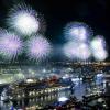 Фейерверки в небе над гаванью Гамбурга, Германия. Люди празднуют 823-ю годовщину порта Гамбург.Фото: AP