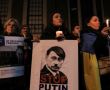 Фото Учасники протесту з плакатом 'Stop Putin' біля посольства РФ у Нью-Йорку, С