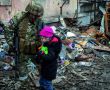 Фото:  Російський загарбник вивів українську дівчинку з бомбосховища