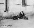 Фото:  Жінка зі своїми голодними дітьми сидить на вулиці в Харкові, 1933 рік