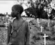 Фото:  Руандийский подросток на кладбище. Январь 1995 года, после геноцида Gil S
