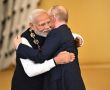 Фото: putin hugs indian prime minister modi