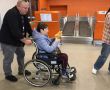 Фото:  Волонтер Каєтан Ян Врублевський допомагає українській переселенці з інвал