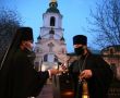 Фото:  Священники с лампадками с Благодатным огнем возле Свято-Воскресенского хр