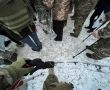 Фото:  Військові на милицях стоять у черзі взимку перед будівлею київської коміс