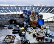 Фото:  Женщина из бывшего СССР, торгующая на Стадионе Десятилетия в Варшаве. 90-