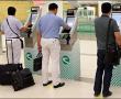 Фото:  Мужчины у стоек регистрации в аэропорту Ашхабада. Фото с сайта Migration.