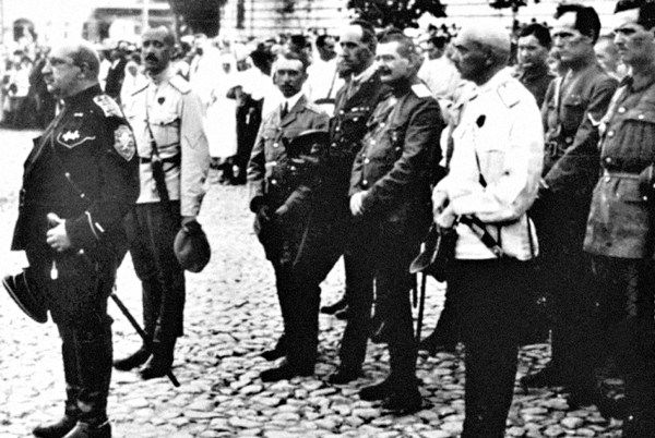 Фото:  Военная церемония на Софийской площади. Крайний слева - командующий Добро