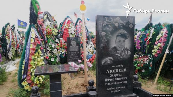 Фото:  Могили, загиблих на війні проти України. Південний цвинтар Улан-Уде, Буря