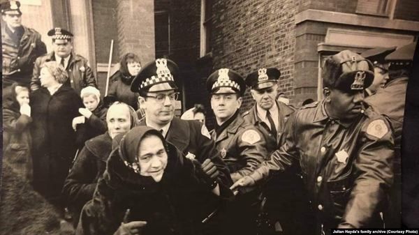 Фото:   На архівному фото поліція міста Чикаго затримує учасників заворушення бі