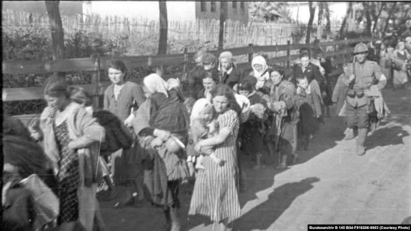 Фото:  Румынский солдат конвоирует группу еврейских женщин и детей, предназначен