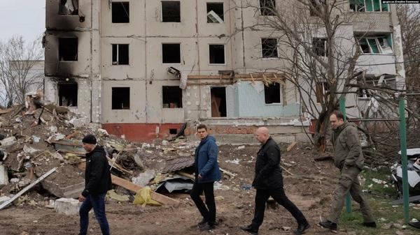 Фото:   Прокурор МКС оглядає наслідки окупації Київщини 