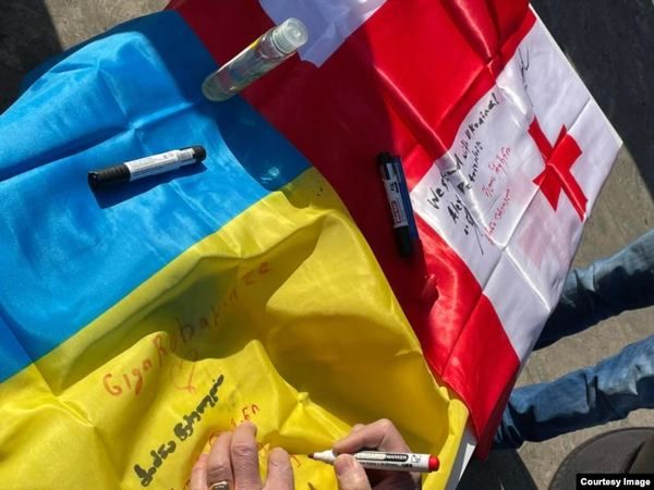 Фото:  Украинские флаги в Тбилиси.