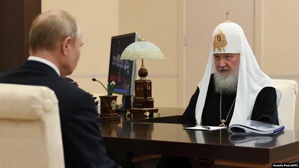 Президент Росії Володимир Путін (зліва) розмовляє з патріархом РПЦ