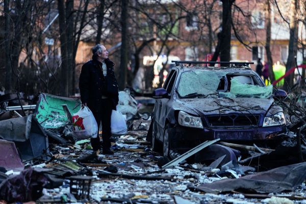 Чоловік іде столичною вулицею Мостицькою. Вранці 18 березня 2022 року російські 