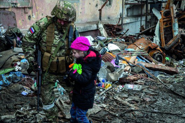 Фото:  Російський загарбник вивів українську дівчинку з бомбосховища