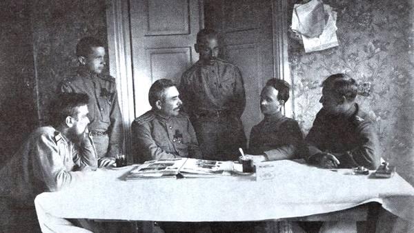 Фото:  Полковник российской армии Владимир Пожидаев (на фото в центре) с офицера