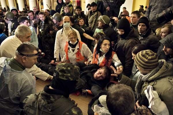 Фото:  Раненый «титушка» в госпитале Майдана. Его не дали добить медики. Фото: Ю