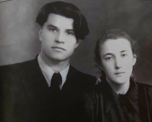 Фото:  Григір Тютюнник із двоюрідною сестрою. 1957 р. (Архівне фото)