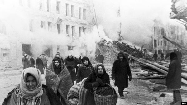 Фото:  Ленинград. Жители покидают дома, разрушенные немцами/Фотохроника ТАСС