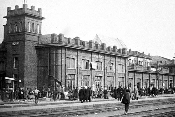 Фото:   Вокзал на залізничній станції Орша