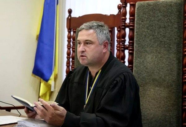 Фото:   судья Евгений Аблов во время судебного заседания в Окружном администрати