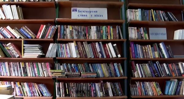 Фото:  Сотні бібліотек в Україні втратили книжки українською через війну та окуп