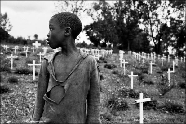 Фото:  Руандийский подросток на кладбище. Январь 1995 года, после геноцида Gil S