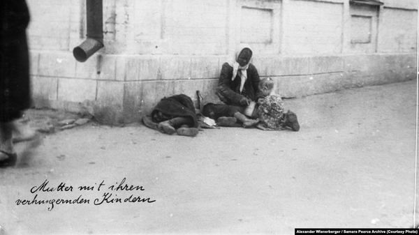 Фото: Александр Вінерберг / «Мати з її голодними дітьми». Харків, 1933 рік.