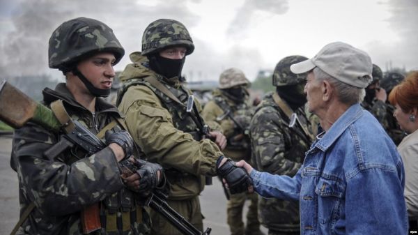 Фото:  Жителі Слоав’янська зустрічають українських військових