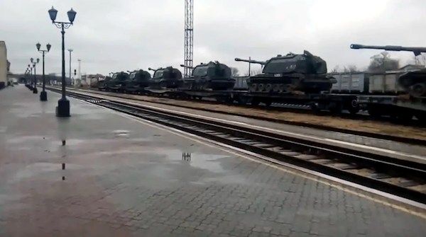 Фото:  Эшелон российской военной техники перевозят к украинской границе. 