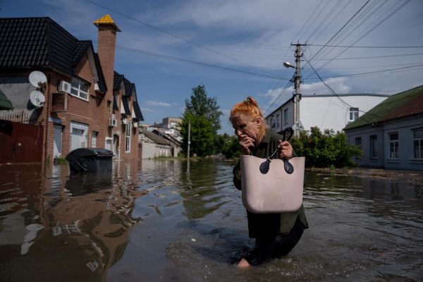 Фото:  Місцева мешканка в затопленому районі після підриву Каховської ГЕС (AP Ph