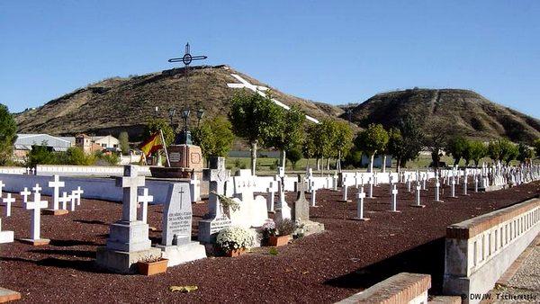 Фото:  Кладбище в Паракуэльосе, где покоятся расстрелянные 80 лет назад представ