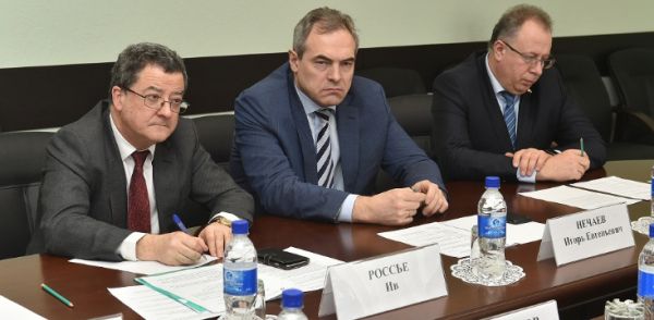Фото:  На фото: тодішній посол Швейцарії у РФ Ів Россьє (зліва) та представник ф