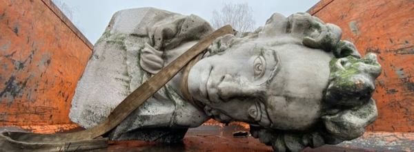 Фото:   Демонтаж пам’ятника Пушкіну у Кременчуку