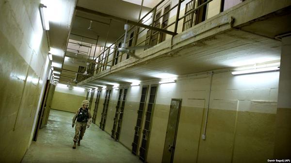 Фото:  Американский военный внутри тюрьмы Абу-Грейб в Ираке