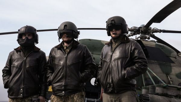 Фото:  Олександр (ліворуч) — командир одного з екіпажів авіаційної підтримки. Фо