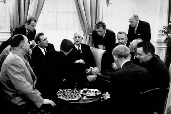 Фото:    Брежнев и Де Голь 1965 г.